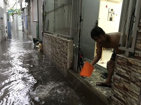TP.HCM mưa trắng trời, nhân viên trực chốt đẩy xe dân qua chỗ ngập - Ảnh 7. TP.HCM mưa trắng trời, nhân viên trực chốt đẩy xe dân qua chỗ ngập - Ảnh 7.