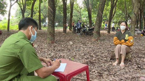 Phạt 450 triệu đồng chủ doanh nghiệp và người lao động kéo nhau đến lô cao su tụ tập - Ảnh 1. Phạt 450 triệu đồng chủ doanh nghiệp và người lao động kéo nhau đến lô cao su tụ tập - Ảnh 1.