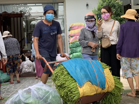 Quảng Ngãi hỗ trợ 2 tỉ đồng giúp đồng hương ở TP.HCM và lên phương án đón dân về - Ảnh 1. Quảng Ngãi hỗ trợ 2 tỉ đồng giúp đồng hương ở TP.HCM và lên phương án đón dân về - Ảnh 1.