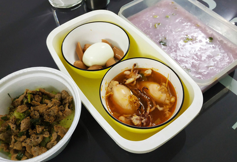 Bún gạo trộn rau củ, cá kho, bầu dồn thác lác và bí quyết của một anh chồng đảm đang - Ảnh 4. Bún gạo trộn rau củ, cá kho, bầu dồn thác lác và bí quyết của một anh chồng đảm đang - Ảnh 4.