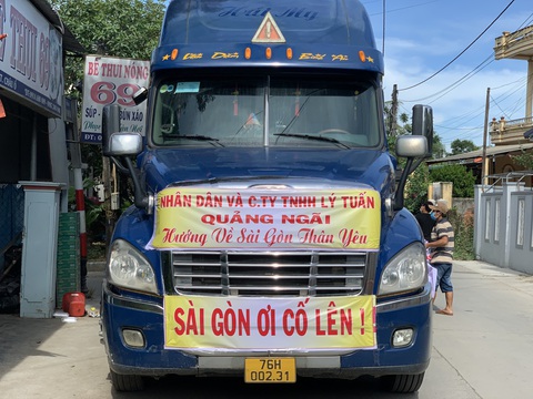 Bà con Quảng Ngãi gom rau góp thịt đưa lên xe gửi vào TP.HCM - Ảnh 7. Bà con Quảng Ngãi gom rau góp thịt đưa lên xe gửi vào TP.HCM - Ảnh 7.