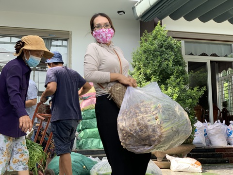 Bà con Quảng Ngãi gom rau góp thịt đưa lên xe gửi vào TP.HCM - Ảnh 1. Bà con Quảng Ngãi gom rau góp thịt đưa lên xe gửi vào TP.HCM - Ảnh 1.