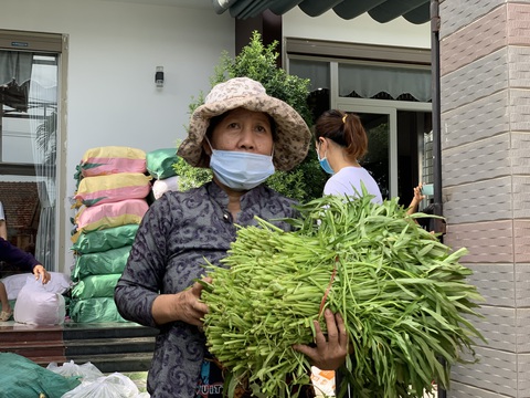 Bà con Quảng Ngãi gom rau góp thịt đưa lên xe gửi vào TP.HCM - Ảnh 4. Bà con Quảng Ngãi gom rau góp thịt đưa lên xe gửi vào TP.HCM - Ảnh 4.