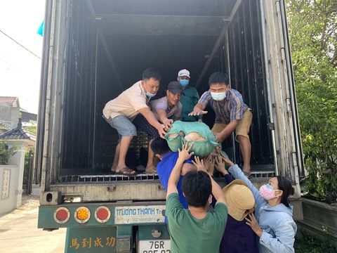 Bà con Quảng Ngãi gom rau góp thịt đưa lên xe gửi vào TP.HCM - Ảnh 6. Bà con Quảng Ngãi gom rau góp thịt đưa lên xe gửi vào TP.HCM - Ảnh 6.