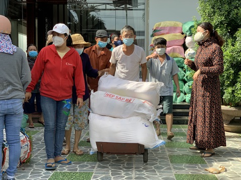 Bà con Quảng Ngãi gom rau góp thịt đưa lên xe gửi vào TP.HCM - Ảnh 5. Bà con Quảng Ngãi gom rau góp thịt đưa lên xe gửi vào TP.HCM - Ảnh 5.
