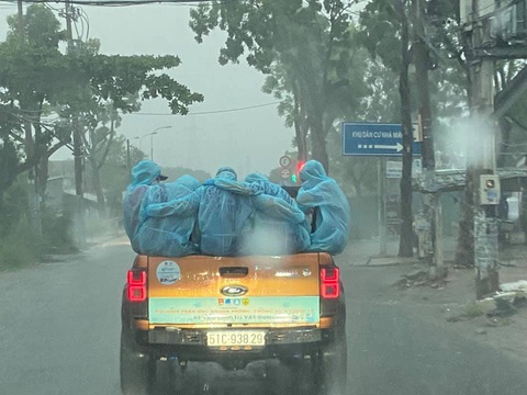 Trời mưa không kịp trở tay, cả đội ôm nhau cho ấm - Ảnh 1. Trời mưa không kịp trở tay, cả đội ôm nhau cho ấm - Ảnh 1.