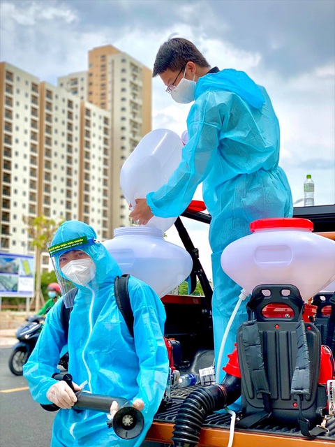 Trời mưa không kịp trở tay, cả đội ôm nhau cho ấm - Ảnh 3. Trời mưa không kịp trở tay, cả đội ôm nhau cho ấm - Ảnh 3.