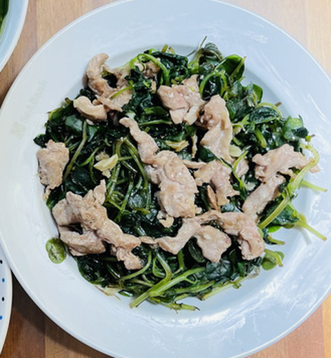 Thịt heo xá xíu - rau càng cua xào bò - canh cải nấu mọc - Ảnh 2. Thịt heo xá xíu - rau càng cua xào bò - canh cải nấu mọc - Ảnh 2.
