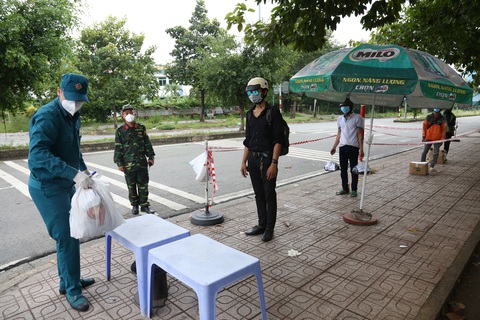 Mẹ mất vì COVID-19, con trai cũng là F0 nên chưa thể chịu tang - Ảnh 1. Mẹ mất vì COVID-19, con trai cũng là F0 nên chưa thể chịu tang - Ảnh 1.
