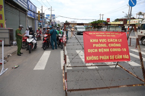 Phong tỏa phường Hiệp Bình Phước, tạm phân luồng qua quốc lộ 13 cho dân quen - Ảnh 1. Phong tỏa phường Hiệp Bình Phước, tạm phân luồng qua quốc lộ 13 cho dân quen - Ảnh 1.