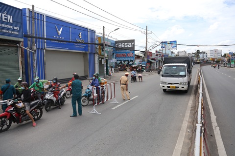 Phong tỏa phường Hiệp Bình Phước, tạm phân luồng qua quốc lộ 13 cho dân quen - Ảnh 3. Phong tỏa phường Hiệp Bình Phước, tạm phân luồng qua quốc lộ 13 cho dân quen - Ảnh 3.