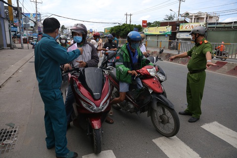 Phong tỏa phường Hiệp Bình Phước, tạm phân luồng qua quốc lộ 13 cho dân quen - Ảnh 4. Phong tỏa phường Hiệp Bình Phước, tạm phân luồng qua quốc lộ 13 cho dân quen - Ảnh 4.