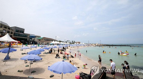 Du khách Hàn Quốc đổ ra đảo Jeju bất chấp dịch, 34.000 khách/ngày - Ảnh 1. Du khách Hàn Quốc đổ ra đảo Jeju bất chấp dịch, 34.000 khách/ngày - Ảnh 1.