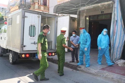 Khởi tố chủ nhà xe đưa khách từ vùng dịch về tạo nguy cơ lây lan dịch bệnh COVID-19 - Ảnh 2. Khởi tố chủ nhà xe đưa khách từ vùng dịch về tạo nguy cơ lây lan dịch bệnh COVID-19 - Ảnh 2.