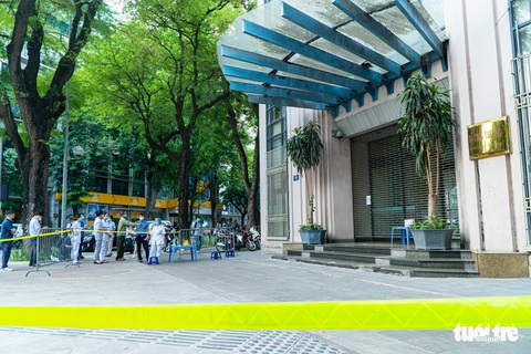 Phong tỏa gấp trụ sở Bộ Công thương do có cán bộ tiếp xúc với F0 - Ảnh 1. Phong tỏa gấp trụ sở Bộ Công thương do có cán bộ tiếp xúc với F0 - Ảnh 1.