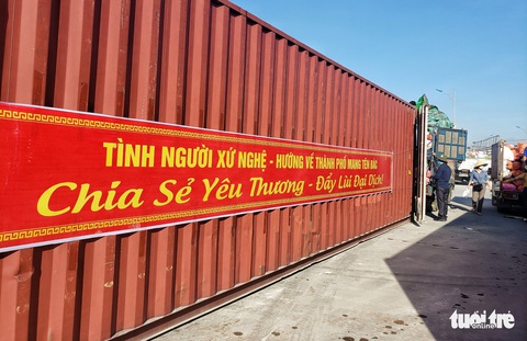350 tấn hàng hóa nghĩa tình người dân xứ Nghệ gửi vào TP.HCM - Ảnh 6. 350 tấn hàng hóa nghĩa tình người dân xứ Nghệ gửi vào TP.HCM - Ảnh 6.