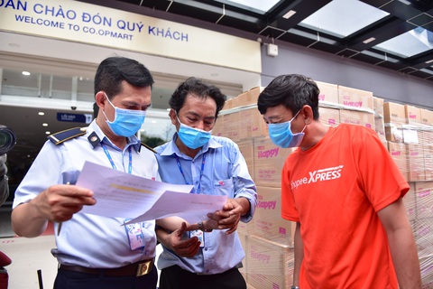 Giỏ quà nghĩa tình lên đường đến với công nhân, người khó khăn - Ảnh 3. Giỏ quà nghĩa tình lên đường đến với công nhân, người khó khăn - Ảnh 3.