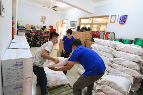 Giỏ quà nghĩa tình lên đường đến với công nhân, người khó khăn - Ảnh 7. Giỏ quà nghĩa tình lên đường đến với công nhân, người khó khăn - Ảnh 7.