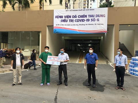 Mỗi ngày 20.000 phần thực phẩm gửi đến bệnh viện dã chiến - Ảnh 1. Mỗi ngày 20.000 phần thực phẩm gửi đến bệnh viện dã chiến - Ảnh 1.