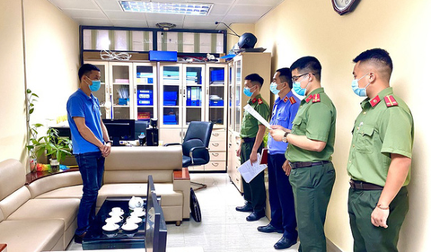 Bắt 2 cán bộ Ban kinh tế cửa khẩu Đồng Đăng làm giả giấy tờ, trục lợi - Ảnh 1. Bắt 2 cán bộ Ban kinh tế cửa khẩu Đồng Đăng làm giả giấy tờ, trục lợi - Ảnh 1.