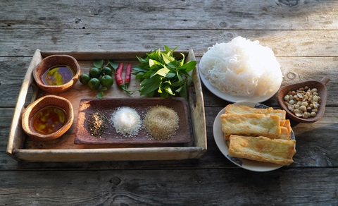Rau muống trộn bún, rau muống muối chua và một trời ký ức khó nghèo nhà tôi... - Ảnh 4. Rau muống trộn bún, rau muống muối chua và một trời ký ức khó nghèo nhà tôi... - Ảnh 4.