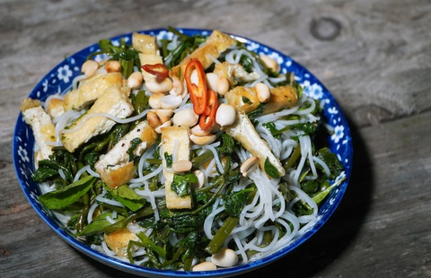Rau muống trộn bún, rau muống muối chua và một trời ký ức khó nghèo nhà tôi... - Ảnh 2. Rau muống trộn bún, rau muống muối chua và một trời ký ức khó nghèo nhà tôi... - Ảnh 2.