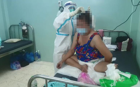 Nhân viên y tế thay nhau buộc tóc, đút cháo cho bệnh nhân COVID-19 đơn thân - Ảnh 1. Nhân viên y tế thay nhau buộc tóc, đút cháo cho bệnh nhân COVID-19 đơn thân - Ảnh 1.