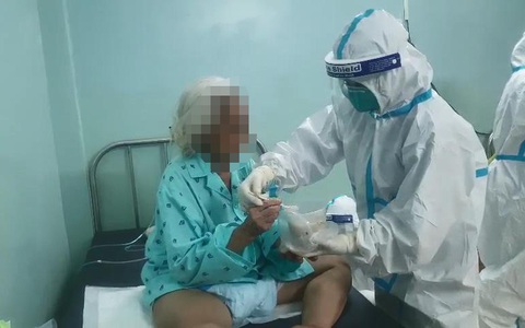 Nhân viên y tế thay nhau buộc tóc, đút cháo cho bệnh nhân COVID-19 đơn thân - Ảnh 2. Nhân viên y tế thay nhau buộc tóc, đút cháo cho bệnh nhân COVID-19 đơn thân - Ảnh 2.