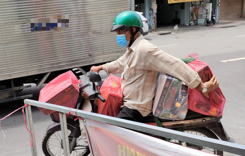 Nhiều quà tặng hỗ trợ các khu dân cư bị phong tỏa, người lao động khó khăn - Ảnh 2.