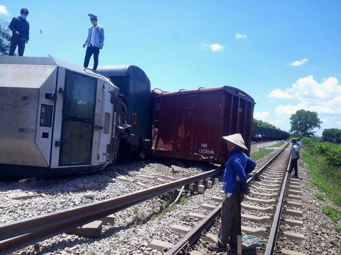 Tàu hàng lật chắn ngang đường khi qua Quảng Trị, đường sắt tê liệt nhiều giờ - Ảnh 2. Tàu hàng lật chắn ngang đường khi qua Quảng Trị, đường sắt tê liệt nhiều giờ - Ảnh 2.