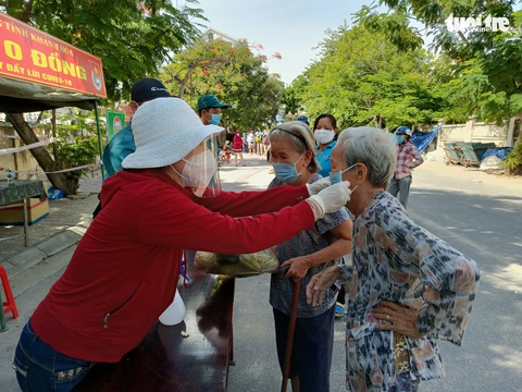 Gian hàng 0 đồng của những người lính - Ảnh 6. Gian hàng 0 đồng của những người lính - Ảnh 6.
