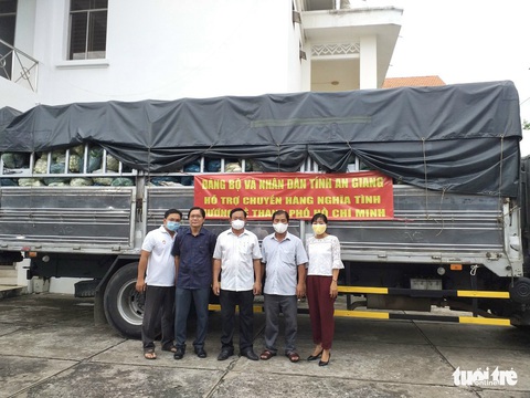 70 tấn gạo, rau củ quả từ An Giang xuyên đêm tiếp tế TP.HCM - Ảnh 1. 70 tấn gạo, rau củ quả từ An Giang xuyên đêm tiếp tế TP.HCM - Ảnh 1.