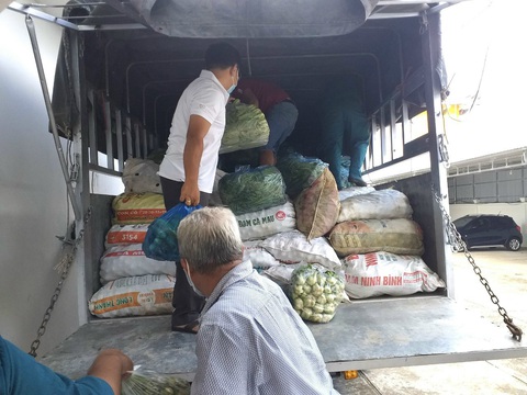 70 tấn gạo, rau củ quả từ An Giang xuyên đêm tiếp tế TP.HCM - Ảnh 2. 70 tấn gạo, rau củ quả từ An Giang xuyên đêm tiếp tế TP.HCM - Ảnh 2.