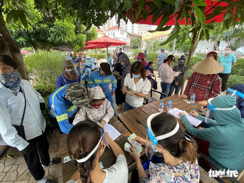 Niềm vui của công nhân môi trường được trả nợ lương - Ảnh 1. Niềm vui của công nhân môi trường được trả nợ lương - Ảnh 1.