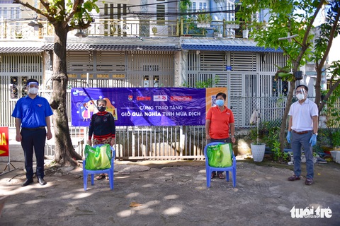 Sinh viên Lào, Campuchia và công nhân vui với những giỏ quà nghĩa tình mùa dịch - Ảnh 3. Sinh viên Lào, Campuchia và công nhân vui với những giỏ quà nghĩa tình mùa dịch - Ảnh 3.