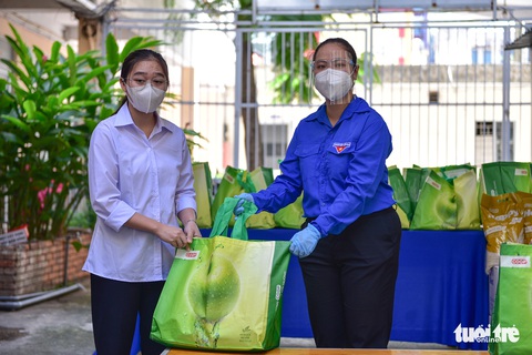 Sinh viên Lào, Campuchia và công nhân vui với những giỏ quà nghĩa tình mùa dịch - Ảnh 7. Sinh viên Lào, Campuchia và công nhân vui với những giỏ quà nghĩa tình mùa dịch - Ảnh 7.