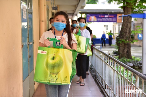 Sinh viên Lào, Campuchia và công nhân vui với những giỏ quà nghĩa tình mùa dịch - Ảnh 1. Sinh viên Lào, Campuchia và công nhân vui với những giỏ quà nghĩa tình mùa dịch - Ảnh 1.