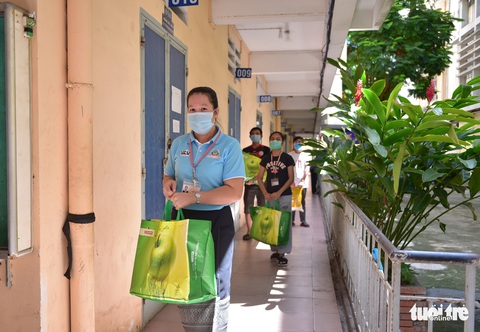 Sinh viên Lào, Campuchia và công nhân vui với những giỏ quà nghĩa tình mùa dịch - Ảnh 8. Sinh viên Lào, Campuchia và công nhân vui với những giỏ quà nghĩa tình mùa dịch - Ảnh 8.