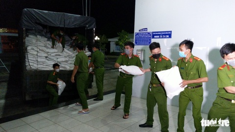 Công an An Giang tặng 110 tấn gạo cho người nghèo - Ảnh 2. Công an An Giang tặng 110 tấn gạo cho người nghèo - Ảnh 2.