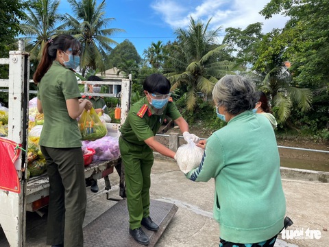 Công an An Giang tặng 110 tấn gạo cho người nghèo - Ảnh 3. Công an An Giang tặng 110 tấn gạo cho người nghèo - Ảnh 3.