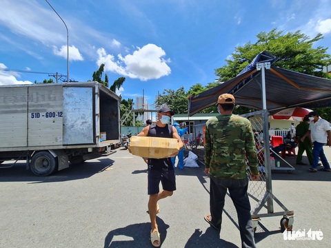 Nhận cá gửi từ Đà Nẵng, người dân bị phong tỏa ở TP.HCM ‘khắc ghi mãi ân tình - Ảnh 6. Nhận cá gửi từ Đà Nẵng, người dân bị phong tỏa ở TP.HCM ‘khắc ghi mãi ân tình - Ảnh 6.