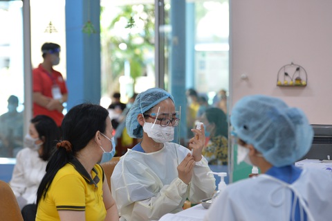 Tiêm 2 mũi vắc xin COVID-19 đã đủ an toàn? Khi nào tiêm mũi 3? - Ảnh 2. Tiêm 2 mũi vắc xin COVID-19 đã đủ an toàn? Khi nào tiêm mũi 3? - Ảnh 2.
