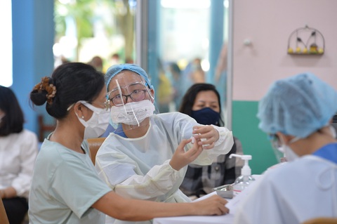 Thủ tướng yêu cầu tìm giải pháp ngăn chặn, đẩy lùi ca nặng và tử vong do COVID-19 - Ảnh 1. Thủ tướng yêu cầu tìm giải pháp ngăn chặn, đẩy lùi ca nặng và tử vong do COVID-19 - Ảnh 1.