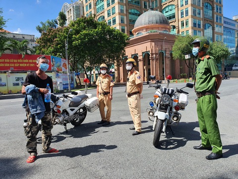 Từ Bình Thạnh sang quận 1 để mua nước, đi chơi’, người đàn ông bị mời về phường - Ảnh 2. Từ Bình Thạnh sang quận 1 để mua nước, đi chơi’, người đàn ông bị mời về phường - Ảnh 2.