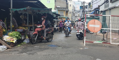 Nhiều chợ truyền thống mở bán lại với thí điểm thực phẩm tươi sống - Ảnh 1. Nhiều chợ truyền thống mở bán lại với thí điểm thực phẩm tươi sống - Ảnh 1.