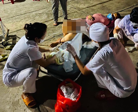 Nhân viên trực chốt COVID-19 kịp đỡ đẻ ngay cổng viện, em bé nặng 3,7kg - Ảnh 1. Nhân viên trực chốt COVID-19 kịp đỡ đẻ ngay cổng viện, em bé nặng 3,7kg - Ảnh 1.