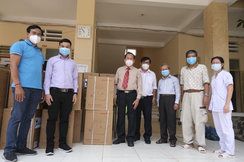 TP.HCM đón nhận 50 máy cung cấp oxy và gần 70 tấn gạo, rau củ nghĩa tình - Ảnh 2. TP.HCM đón nhận 50 máy cung cấp oxy và gần 70 tấn gạo, rau củ nghĩa tình - Ảnh 2.
