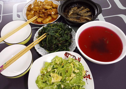 Bún gạo trộn rau củ, cá kho, bầu dồn thác lác và bí quyết của một anh chồng đảm đang - Ảnh 1. Bún gạo trộn rau củ, cá kho, bầu dồn thác lác và bí quyết của một anh chồng đảm đang - Ảnh 1.