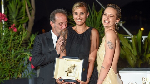 Bộ phim gây sốc nhất năm giành Cành Cọ Vàng ở Liên hoan phim Cannes 2021 - Ảnh 1. Bộ phim gây sốc nhất năm giành Cành Cọ Vàng ở Liên hoan phim Cannes 2021 - Ảnh 1.
