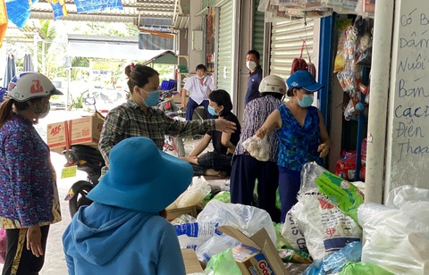 Không có siêu thị, thị xã Phú Mỹ mở chợ truyền thống trong thời giãn cách - Ảnh 1. Không có siêu thị, thị xã Phú Mỹ mở chợ truyền thống trong thời giãn cách - Ảnh 1.